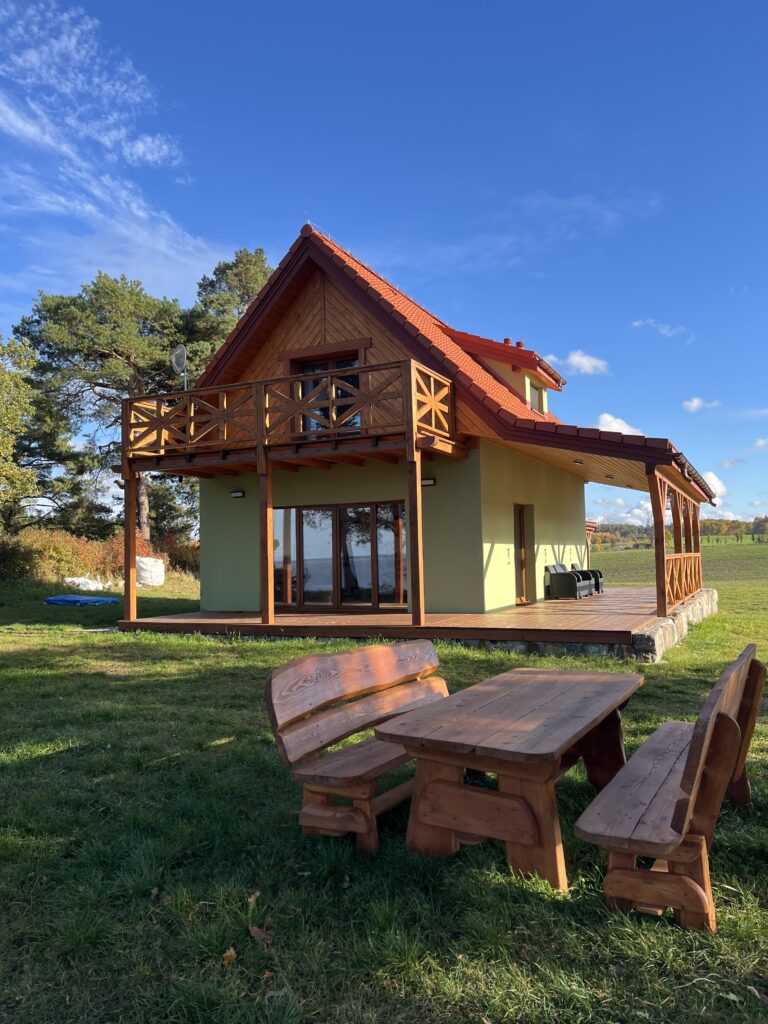 Domek zielony z zewnątrz