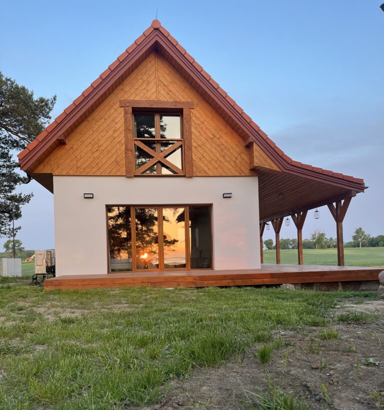 domek biały na zewnątrz