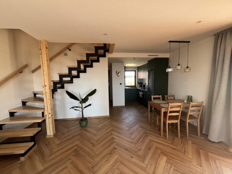 domek biały na zewnątrz