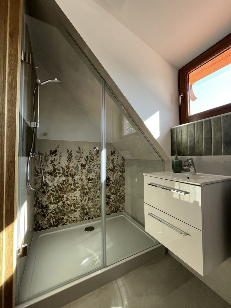 Domek biały łazienka