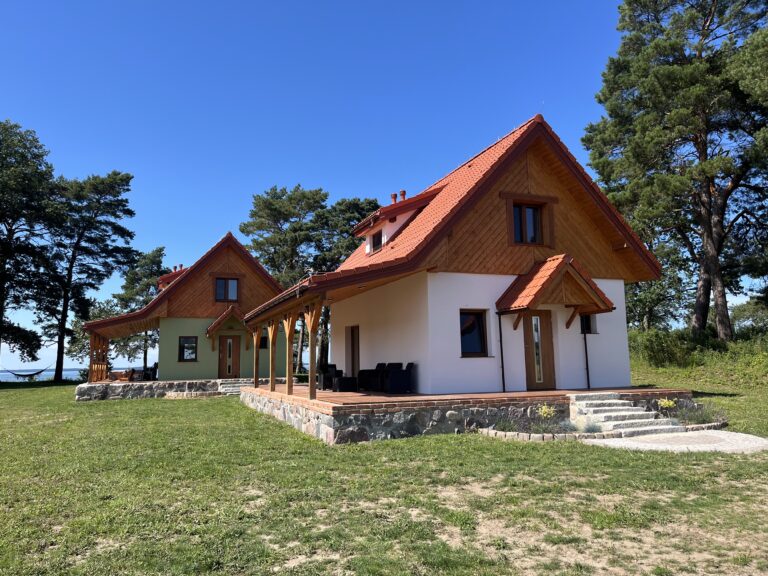 domek biały na zewnątrz