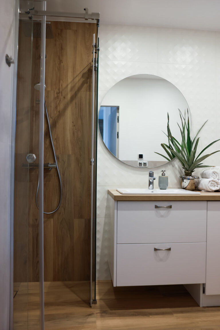 Domek biały łazienka